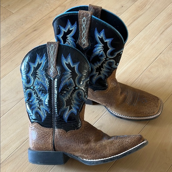 Ariat Kids Western Boots with blue stitch Embroidery size